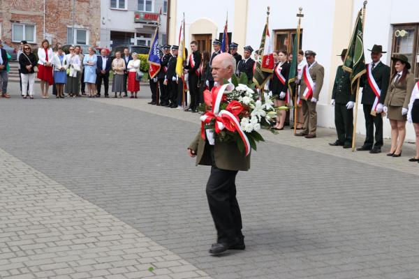 9824e67ff744f4810f0430450cadda03