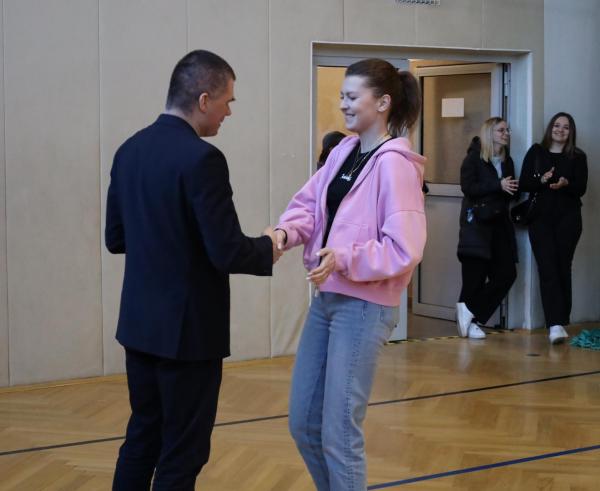 ee00febdc634943f7e64b8a97f0a2151